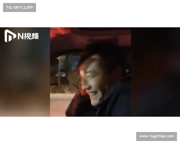 湖南益阳男子哭泣冲车下河,旁观者惊愕不知所措,背后真相令人深思 湖南益阳男子哭泣冲车下河,旁观者惊愕不知所措,背后真相令人深思